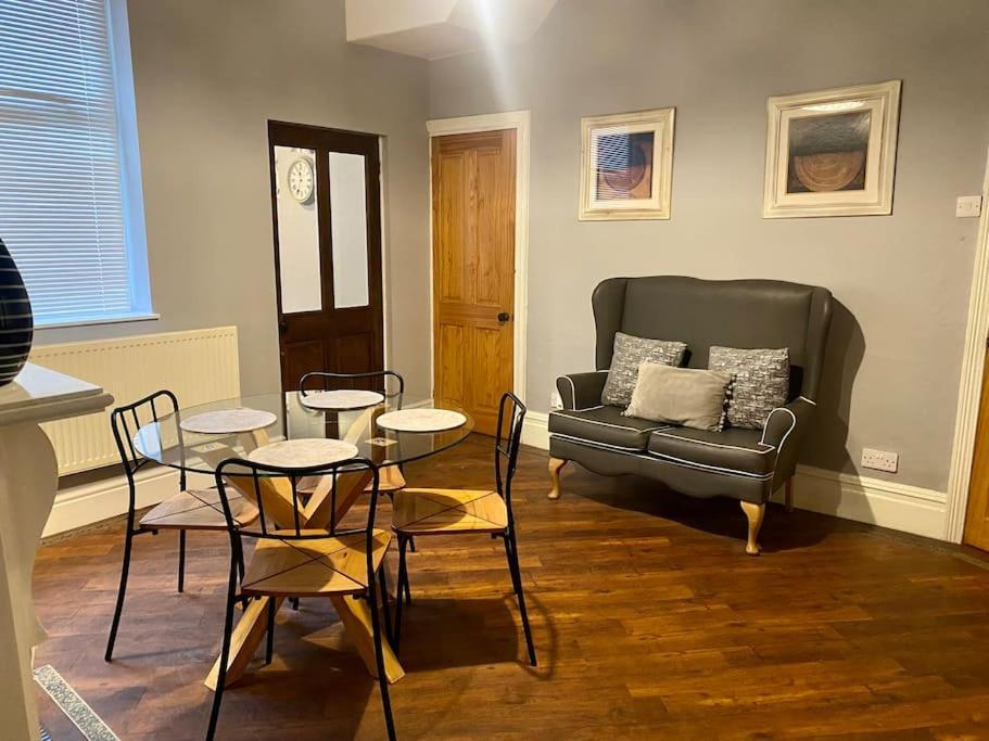 Spacious, Cosy 3 Bedroom House In Preston. เพรสตัน ภายนอก รูปภาพ